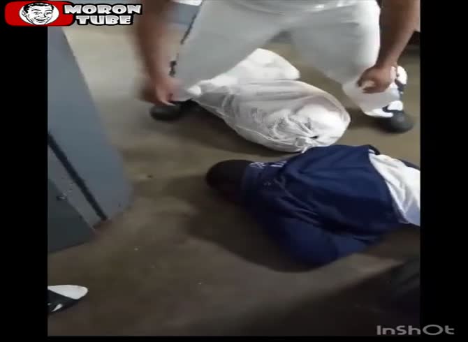 Video :A prisoner is assaulted for stealing